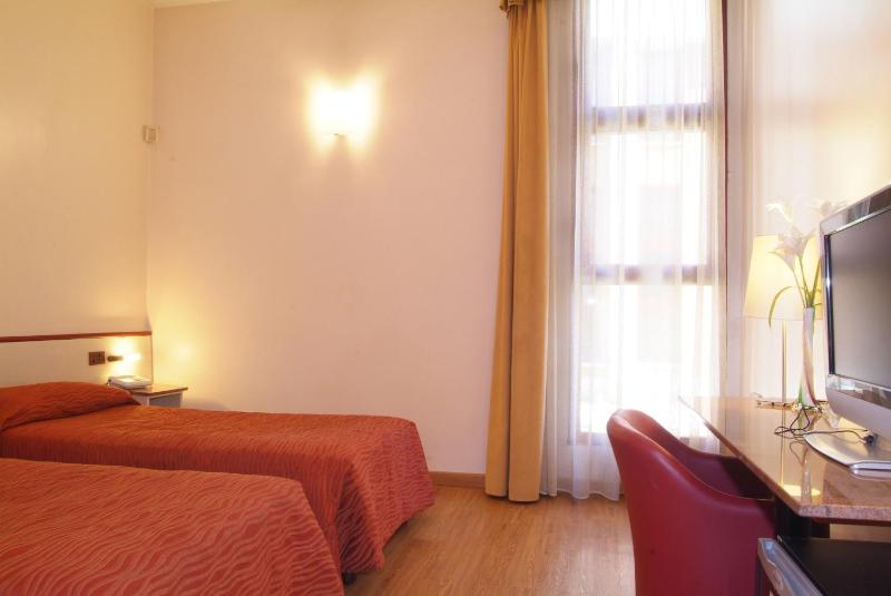 Twin Room image 2