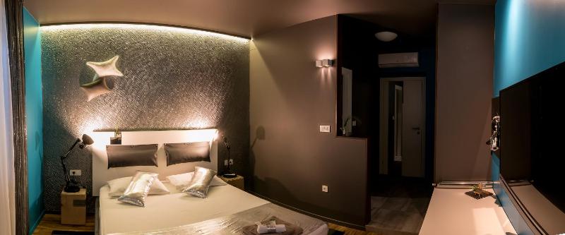 Deluxe Double Room with Shower image 3