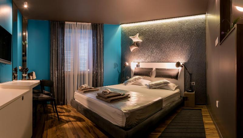 Deluxe Double Room with Shower image 4