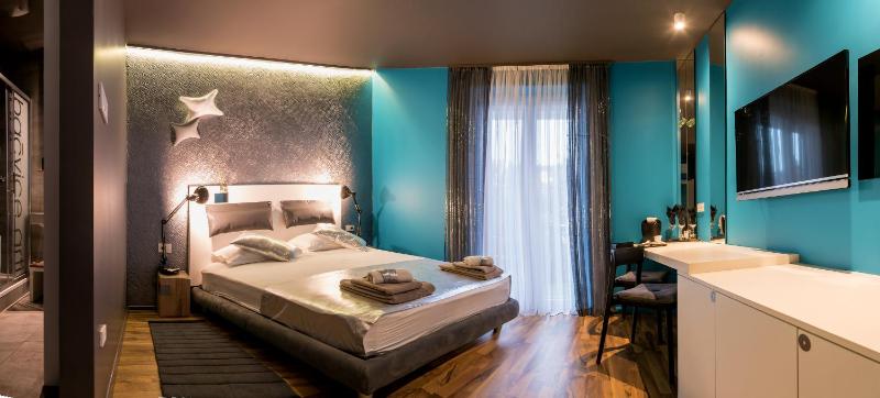 Deluxe Double Room with Balcony image 2