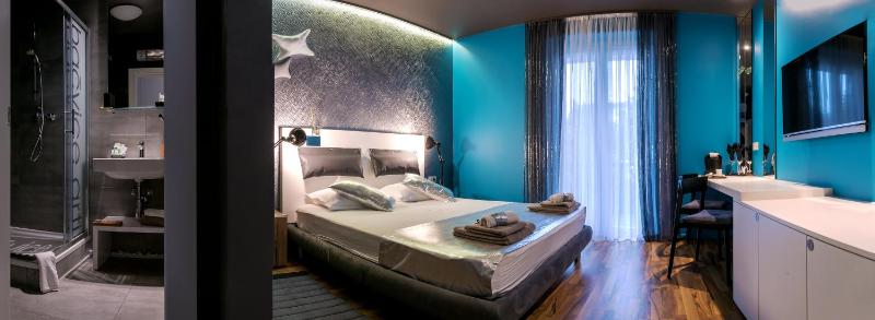 Deluxe Double Room with Balcony image 3