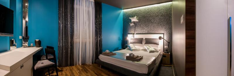 Deluxe Double Room image 2