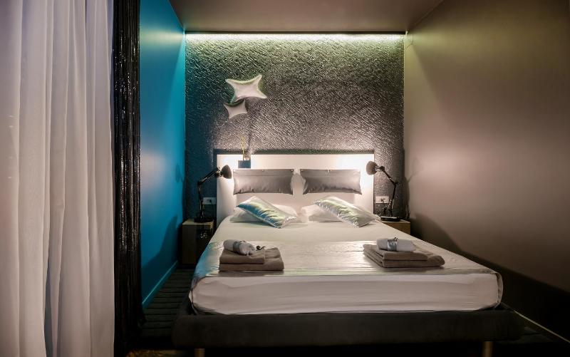 Deluxe Double Room image 3