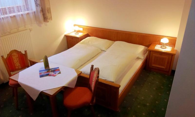 Standard Double Room image 3