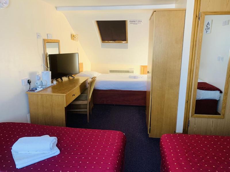 Quadruple Room image 4