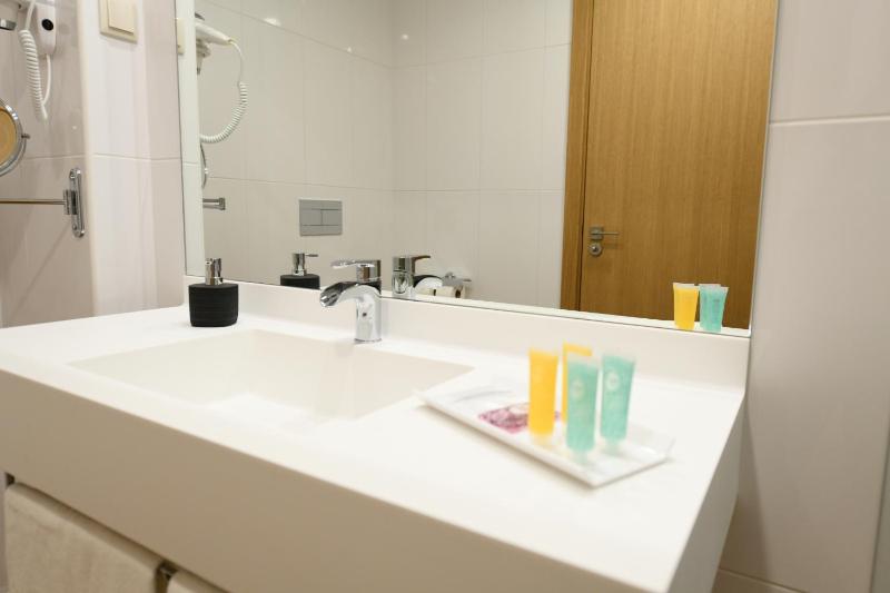 Twin Room image 2