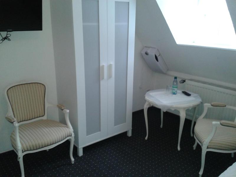 Single Room image 3