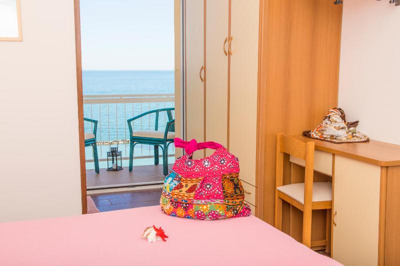 Double Room with Sea View image 4