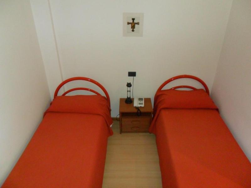 Twin Room image 2