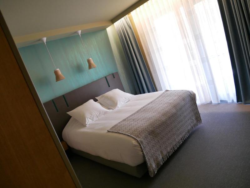 Double Room with Balcony image 4
