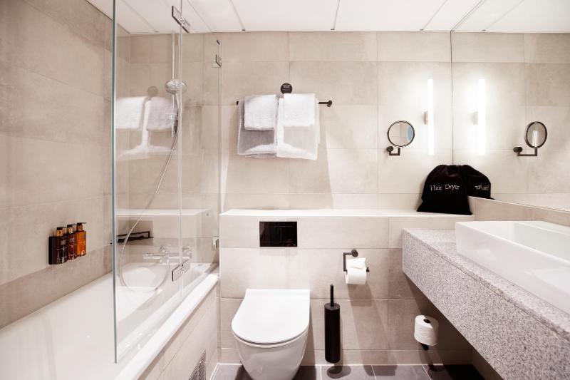 Deluxe Double or Twin Room image 3