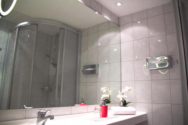 Double Room with Balcony image 2