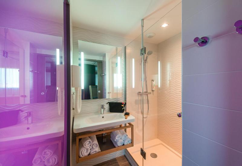 Standard Double Room image 3