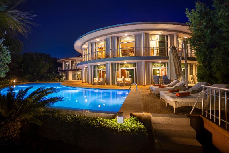 VIP Villa with Two Ways Airport Transfer image 1