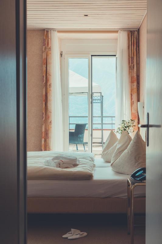 Panorama Double Room with Lake View image 1