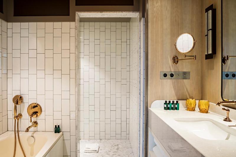 Premium Luxury Queen Room with One Queen Bed and Courtyard or Rue Scribe View image 2