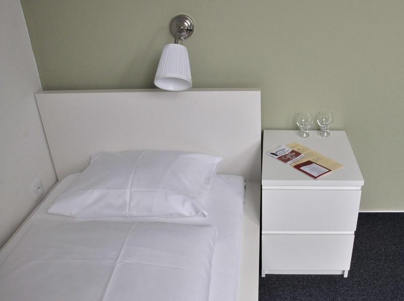 Twin Room image 3