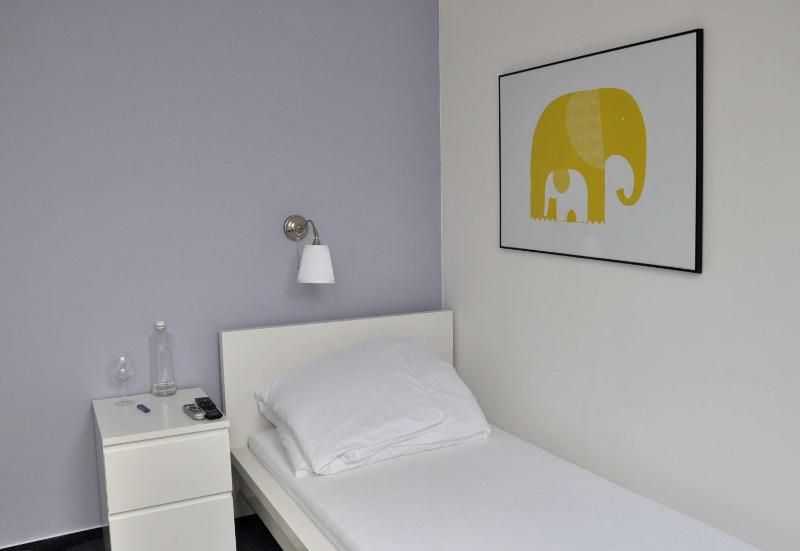 Single Room image 4