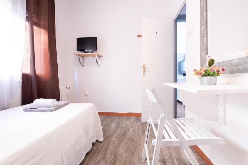 Single Room image 3