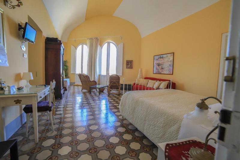 Superior Triple Room with Sea View image 4