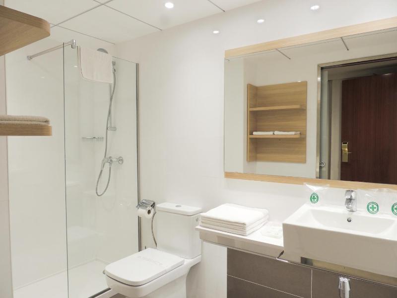 Triple Room (2 Adults + 1 Child) image 3