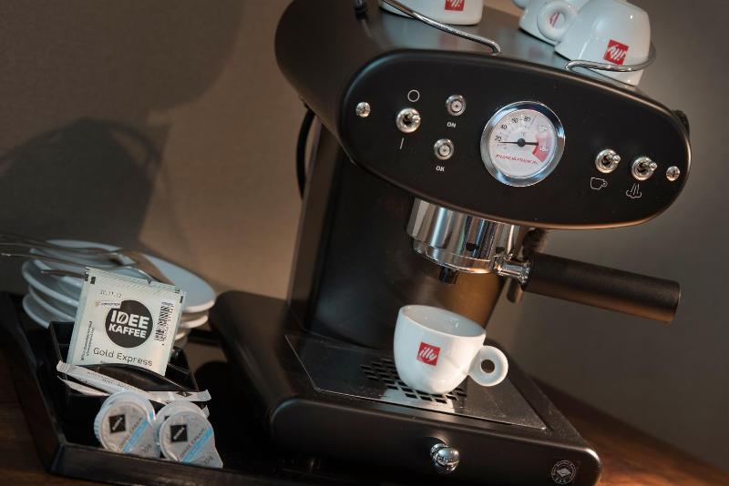 Premium Double Room (including daily refilled free mini bar) image 4