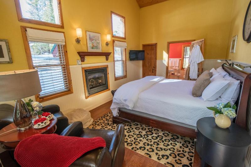 Deluxe King Suite image 1