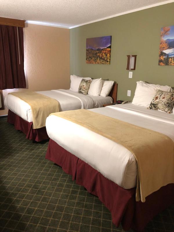 Queen Room with Two Queen Beds - Non-Smoking image 2