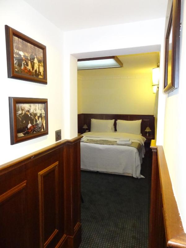 Superior Double Room with Outside Patio image 3