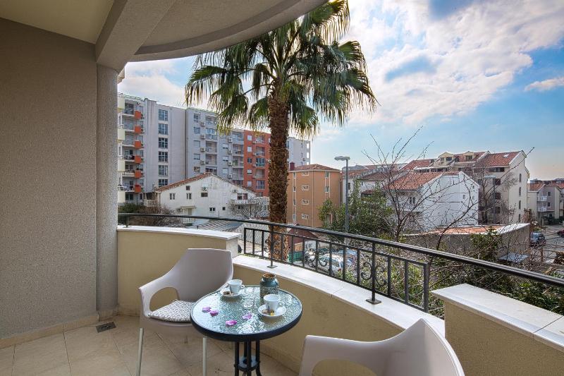 Deluxe Double Room with Balcony image 4