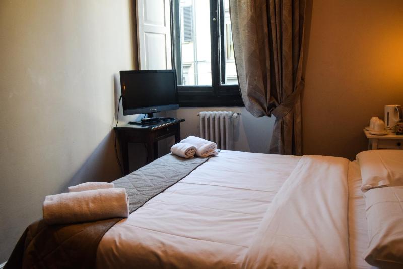 Double Room with Shared Bathroom image 3