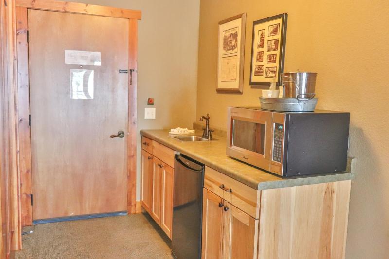Double Room with Lake View image 2