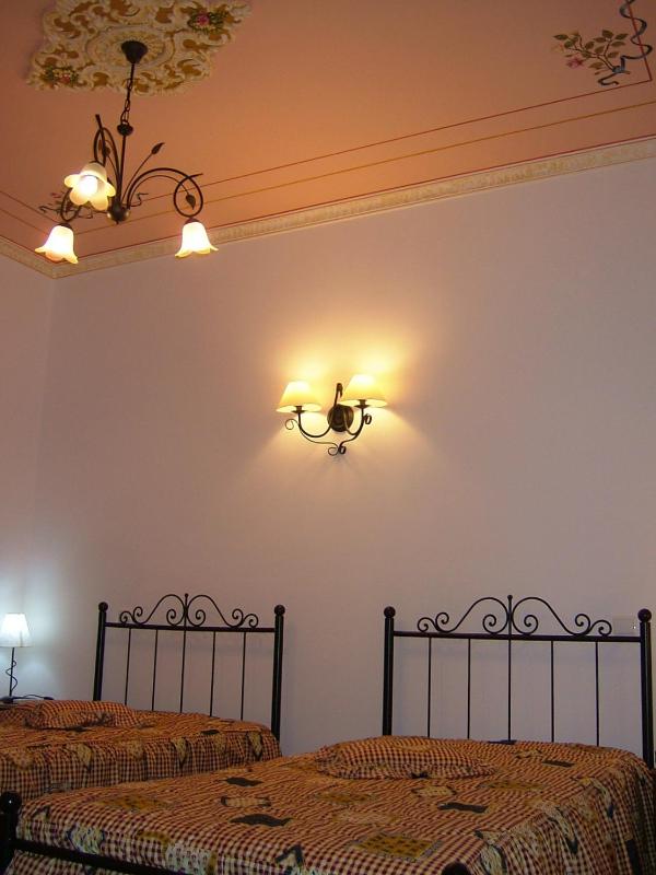 Twin Room image 3