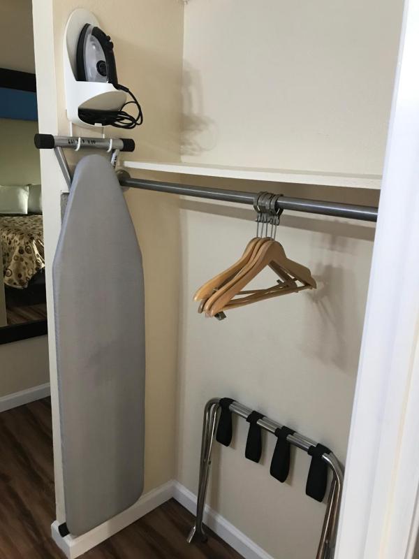 King Suite with Whirlpool - Non-Smoking image 2