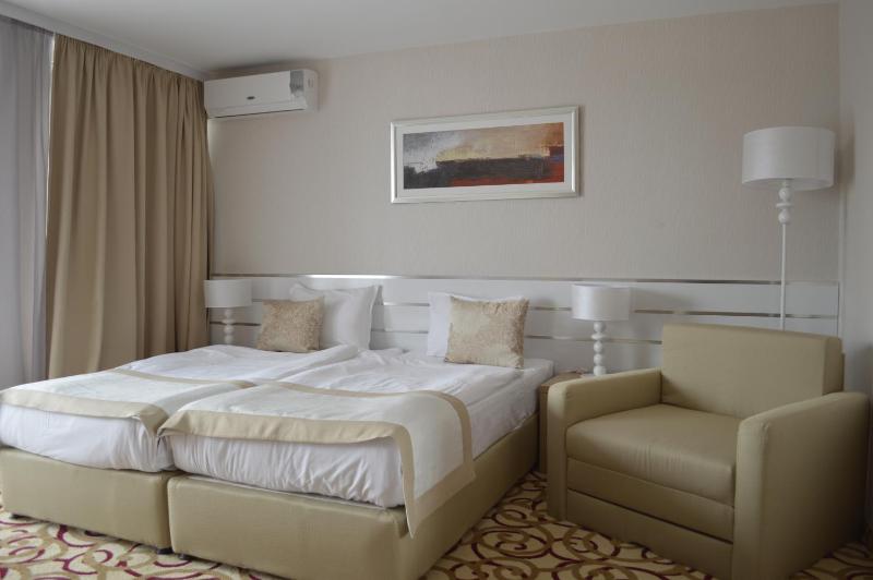 Twin Room with Balcony image 3