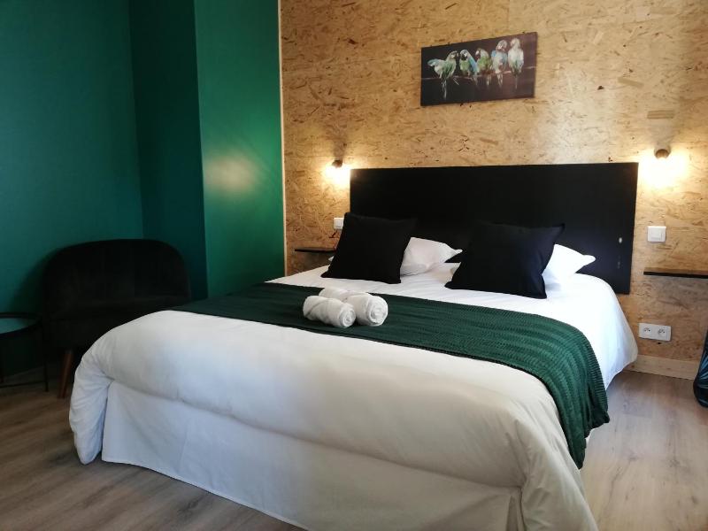 Double Room with Pool View image 1