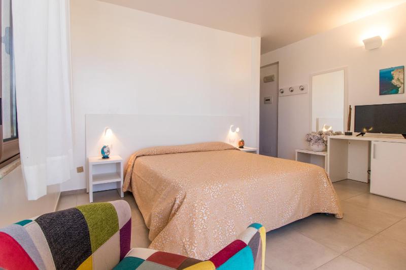 Double Room with Balcony and Sea View image 2