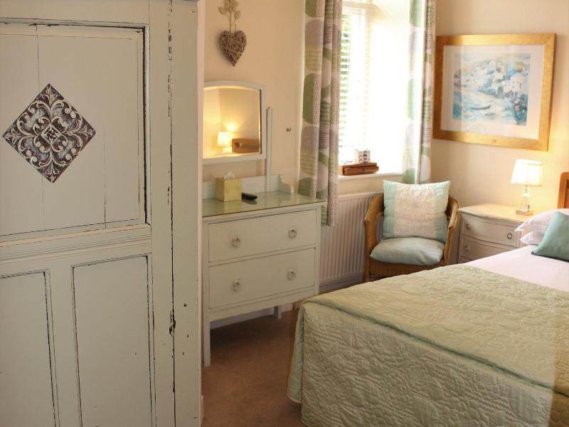 Compact Double Room with En-Suite image 4