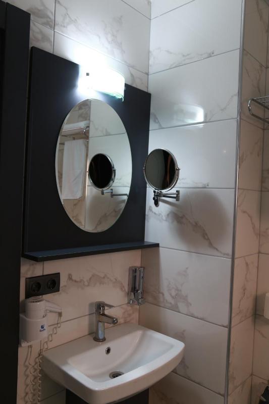 Deluxe Double Room with Shower image 1