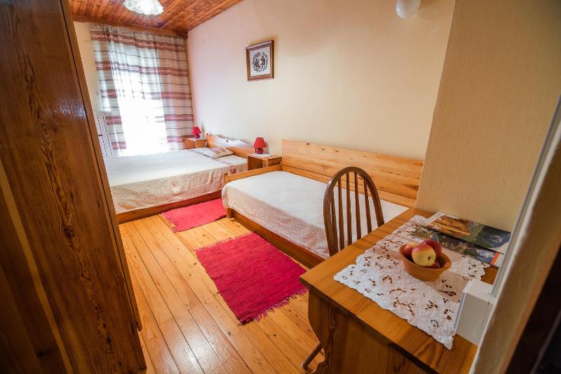 Basic Triple Room image 3