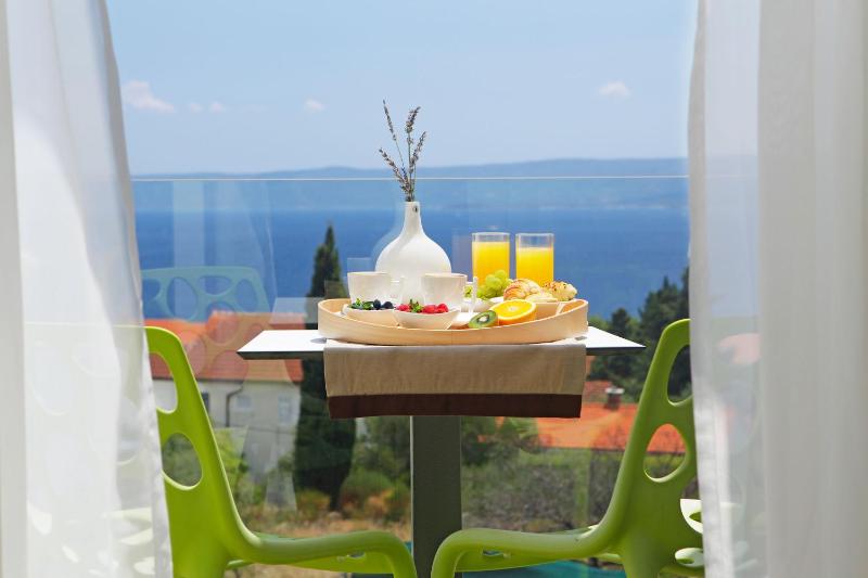 Deluxe Suite with Balcony and Sea View image 1