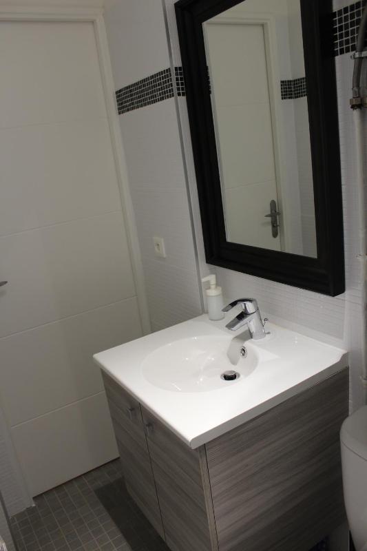 Single Room image 3
