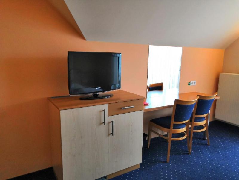 Double Room with Balcony image 4