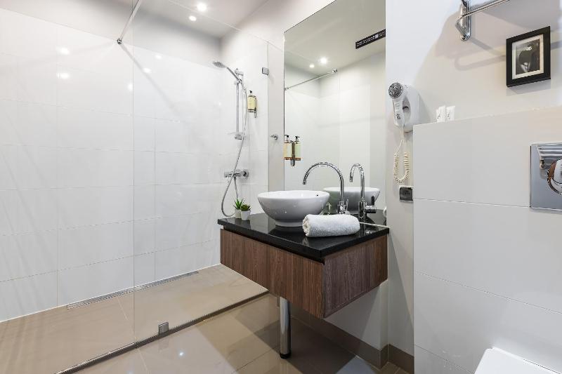 One-Bedroom Apartment image 4