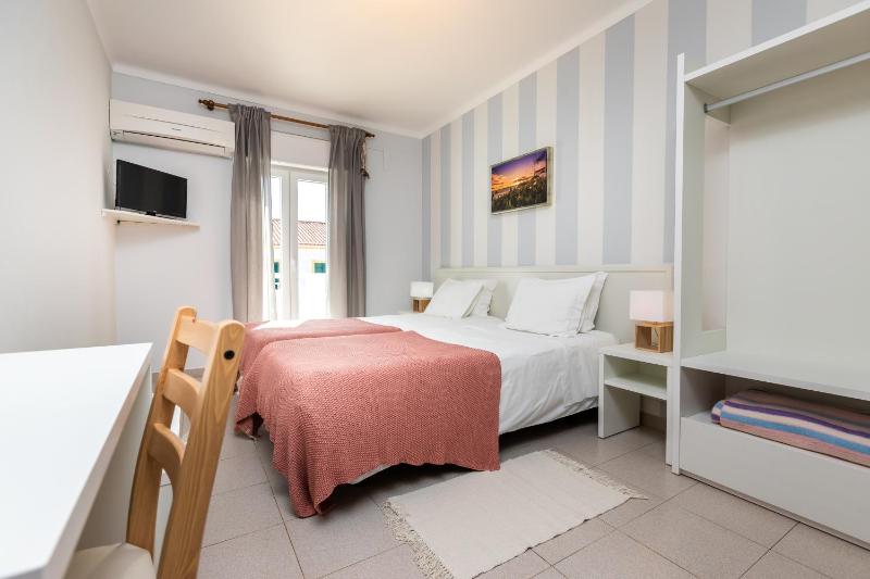 Twin Room with Balcony image 3