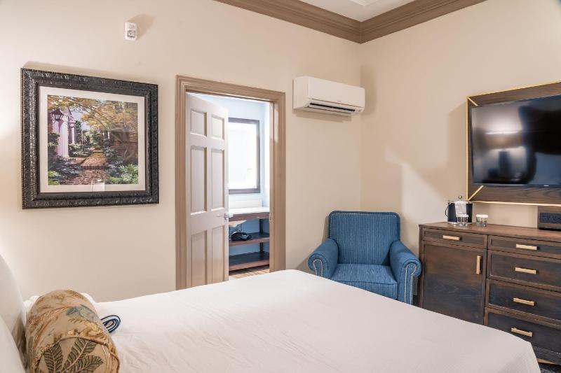 Interior Petite Queen Room - Disability Access image 3