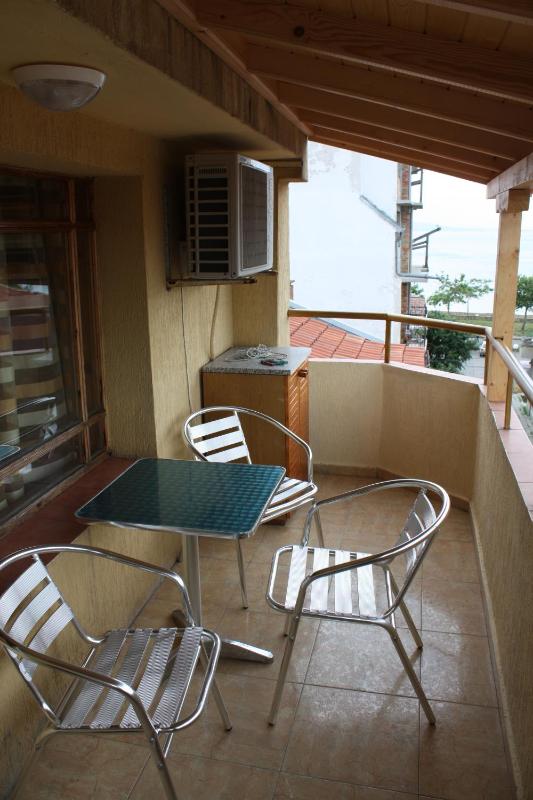 One-Bedroom Suite with Balcony and Sea View image 2