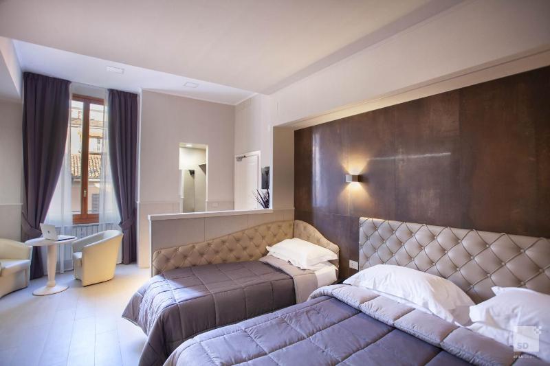Deluxe Triple Room image 2