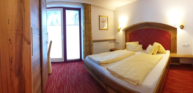 Double Room with Balcony image 3