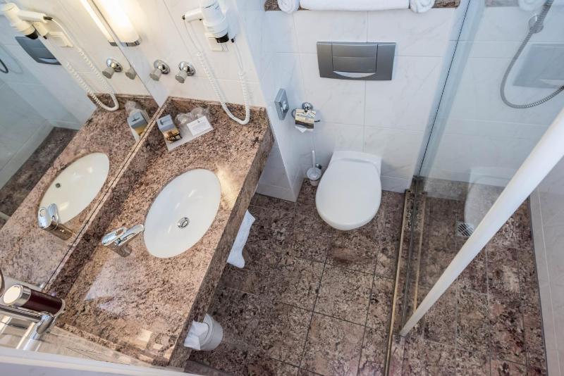 Standard Double Room with Lake View image 4